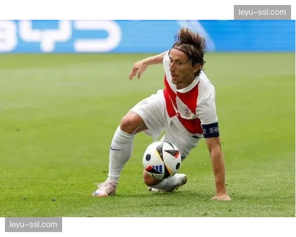 终场哨响，克罗地亚老将莫德里奇跪地掩面，球队晋级形势岌岌可危