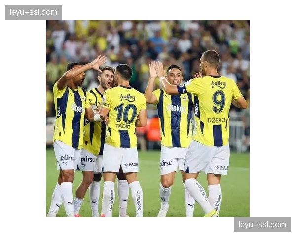 瞬间聚焦：终场哨响，保级关键战绝杀后，伯恩利老帅在场边久久伫立